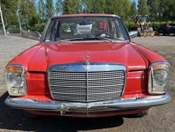 Rot Gebraucht 1975 Mercedes 200 Limousine | 13.999 €