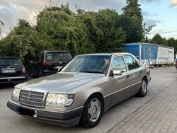 Beige Gebraucht 1990 Mercedes E230 Limousine | 9.950 €