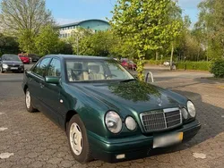 Grau Gebraucht 1998 Mercedes E200 Limousine | 6.000 €