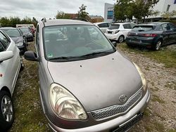 Silber Gebraucht 2002 Toyota Yaris Kombi | 1.890 €