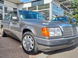Grau Gebraucht 1993 Mercedes 220 Limousine | 4.900 €