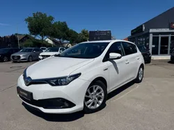 Weiß Gebraucht 2016 Toyota Auris Hybrid Limousine | 12.750 € (Fairer Preis)