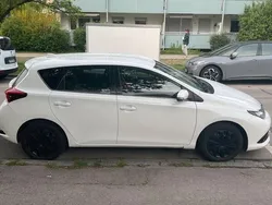 Weiß Gebraucht 2018 Toyota Auris Kleinwagen | 13.000 €