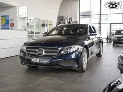 Blau (cavansitblau) Gebraucht 2018 Mercedes E220 AMG line Kombi | 27.850 € (Fairer Preis)