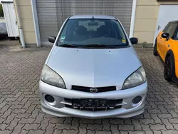Silber Gebraucht 2005 Daihatsu YRV Plus Van / Kleinbus | 1.199 €