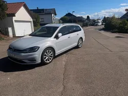 Weiß Gebraucht 2017 VW Golf VII Kombi | 16.900 €