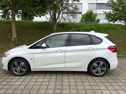 Weiß Gebraucht 2018 BMW 225 Active Tourer iPerformance Van / Kleinbus | 17.000 € (Fairer Preis)