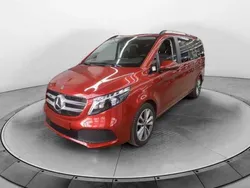 Hyazinthrot metallic Gebraucht 2023 Mercedes V250 Edition Van / Kleinbus | 53.290 € (Superpreis)