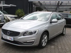 Silber Gebraucht 2015 Volvo V60 Momentum Kombi | 14.790 € (Fairer Preis)