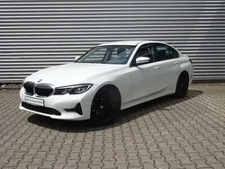 Weiß Gebraucht 2022 BMW 318 Advantage Limousine | 27.725 € (Fairer Preis)