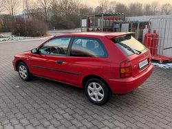 Rot Gebraucht 2000 Mazda 323 Kleinwagen | 1.800 €