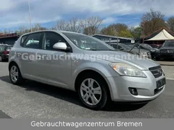 Silber Gebraucht 2008 Kia Ceed 2 Limousine | 1.290 €