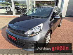 Grau Gebraucht 2017 Kia Rio Limousine | 6.800 € (Fairer Preis)