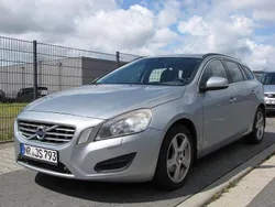 Silber Gebraucht 2011 Volvo V60 Momentum Kombi | 3.800 €