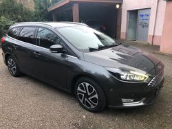 Grau Gebraucht 2016 Ford Focus Titanium Limousine | 10.800 € (Etwas zu teuer)