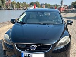 Schwarz Gebraucht 2014 Volvo V40 Momentum Kombi | 8.250 € (Fairer Preis)