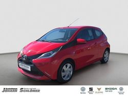 Rot Gebraucht 2015 Toyota Aygo X-play Kleinwagen | 10.275 € (Fairer Preis)