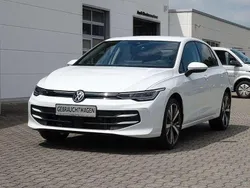 Pure white Gebraucht 2024 VW Golf VIII Life Limousine | 28.900 € (Fairer Preis)