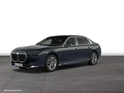 Grau Gebraucht 2024 BMW 740 Limousine | 105.500 €