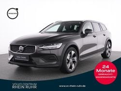 Grau platinum grey / metallic Gebraucht 2023 Volvo V60 CC Plus Kombi | 36.850 € (Guter Preis)