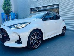 Weiß Gebraucht 2022 Toyota Yaris Sport Limousine | 22.200 € (Fairer Preis)