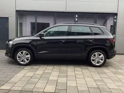Blackmagic perleffekt Gebraucht 2024 Skoda Karoq Selection SUV | 30.950 € (Fairer Preis)