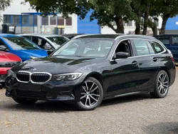 Schwarz ii/bonnet fluid black Gebraucht 2022 BMW 318 Sport Line Kombi | 22.495 € (Guter Preis)