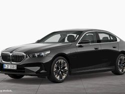 Saphirschwarz (metallic) Gebraucht 2024 BMW 530e Sport Line Limousine | 54.990 €