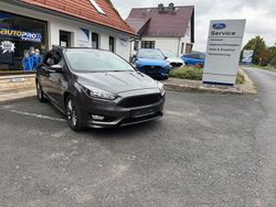 Grau Gebraucht 2017 Ford Focus ST-Line Limousine | 11.790 € (Fairer Preis)