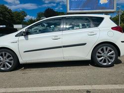 Weiß Gebraucht 2013 Toyota Auris Hybrid Kombi | 15.000 € (Teuer)