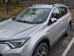 Silber Gebraucht 2016 Toyota RAV4 Hybrid Comfort SUV | 20.590 € (Etwas zu teuer)