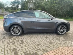 Grau Gebraucht 2023 Tesla Model Y SUV | 33.000 €