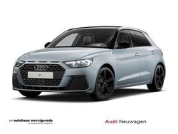 Distriktgrün metallic Neu 2025 Audi A1 Sportback Sport Kleinwagen | 33.044 € (Teuer)