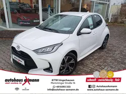 Schneeweiß Gebraucht 2024 Toyota Yaris Hybrid Team Limousine | 26.734 € (Teuer)