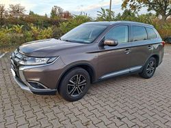 Braun Gebraucht 2017 Mitsubishi Outlander Edition SUV | 10.500 € (Guter Preis)