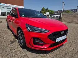 Rot Gebraucht 2024 Ford Focus ST-Line X Limousine | 23.990 € (Fairer Preis)