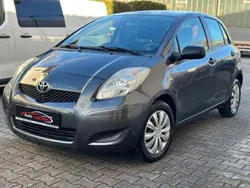 Grau Gebraucht 2009 Toyota Yaris Basis Limousine | 2.990 € (Fairer Preis)
