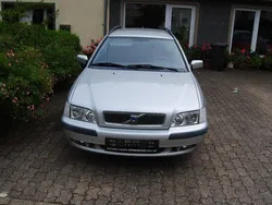 Grau Gebraucht 2001 Volvo V40 Kombi | 500 € (Superpreis)