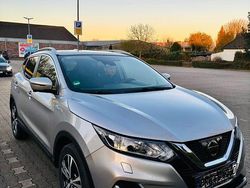 Grau Gebraucht 2017 Nissan Qashqai N-Connecta SUV | 11.900 € (Fairer Preis)