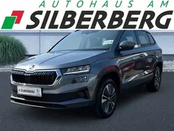 Grau (graphitegrau metallic) met. Gebraucht 2023 Skoda Karoq Tour SUV | 28.749 € (Guter Preis)