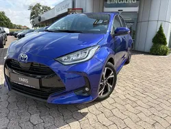 Blau Neu 2025 Toyota Yaris Hybrid Limousine | 28.390 € (Etwas zu teuer)