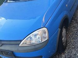 Blau Gebraucht 2001 Opel Corsa Kleinwagen | 700 €