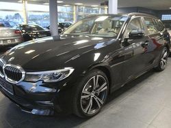 Schwarz Gebraucht 2021 BMW 330 Advantage Kombi | 29.980 € (Fairer Preis)