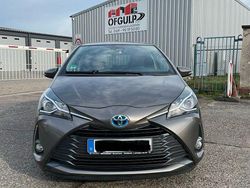 Grau Gebraucht 2020 Toyota Yaris Hybrid Style Limousine | 14.100 € (Fairer Preis)