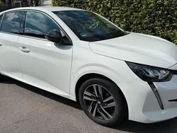 Weiß Gebraucht 2023 Peugeot 208 Allure Kleinwagen | 15.950 € (Superpreis)