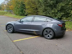Grau Gebraucht 2021 Tesla Model 3 Standard Range Plus Limousine | 23.900 € (Guter Preis)