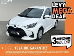 Weiß Gebraucht 2022 Toyota Yaris Hybrid Basis Limousine | 16.990 € (Fairer Preis)