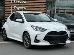 Weiß Gebraucht 2024 Toyota Yaris Hybrid Style Limousine | 28.490 € (Fairer Preis)