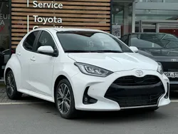 Weiß Gebraucht 2024 Toyota Yaris Hybrid Style Limousine | 28.990 € (Teuer)
