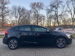 Schwarz Gebraucht 2019 Volvo V40 Momentum Limousine | 15.900 € (Fairer Preis)